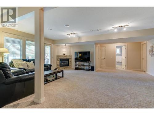 218 Glen Park Drive Unit# 7, Kelowna, BC - Indoor Photo Showing Living Room With Fireplace