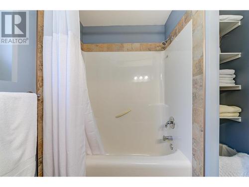 218 Glen Park Drive Unit# 7, Kelowna, BC - Indoor Photo Showing Bathroom