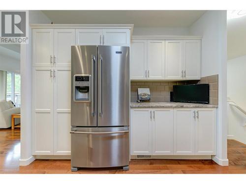 218 Glen Park Drive Unit# 7, Kelowna, BC - Indoor Photo Showing Kitchen