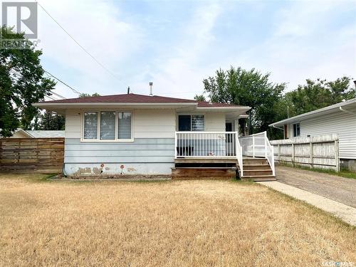 1523 Chaplin Street E, Swift Current, SK - Outdoor