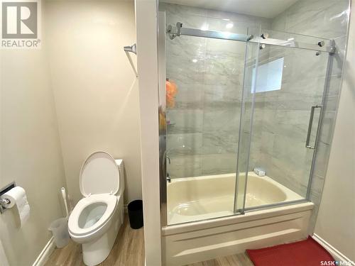 1523 Chaplin Street E, Swift Current, SK - Indoor Photo Showing Bathroom