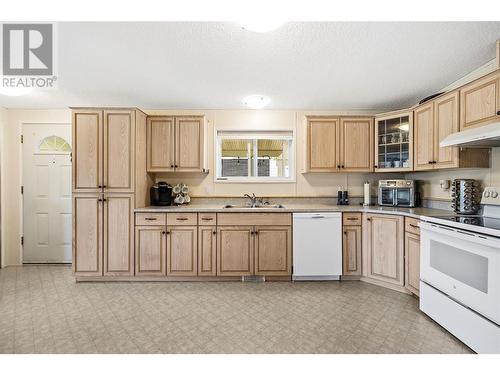 900 10 Avenue Se Unit# 7, Salmon Arm, BC - Indoor Photo Showing Kitchen With Double Sink