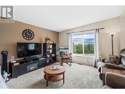 900 10 Avenue Se Unit# 7, Salmon Arm, BC - Indoor Photo Showing Living Room