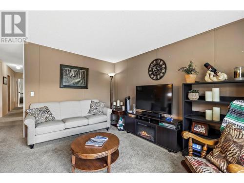 900 10 Avenue Se Unit# 7, Salmon Arm, BC - Indoor Photo Showing Living Room