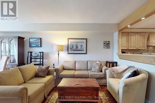 814 - 711 Rossland Road E, Whitby, ON - Indoor Photo Showing Living Room