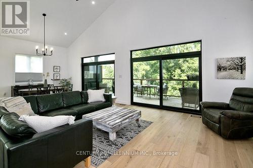 701 Sixth Street, Collingwood, ON - Indoor Photo Showing Living Room