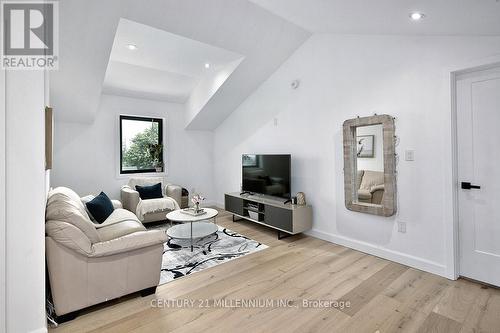 701 Sixth Street, Collingwood, ON - Indoor Photo Showing Living Room