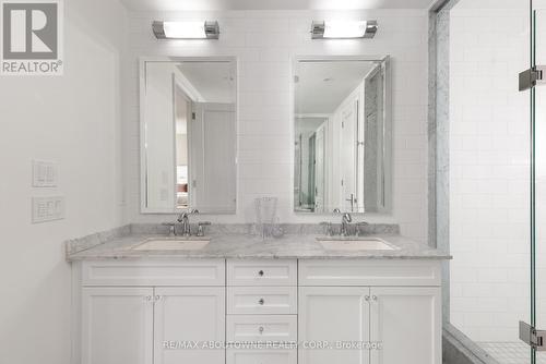 218 Dorval Drive, Oakville, ON - Indoor Photo Showing Bathroom