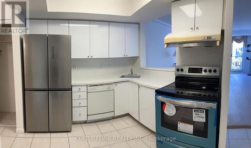 1502 - 28 Sommerset Way, Toronto (Willowdale East), ON - Indoor Photo Showing Kitchen