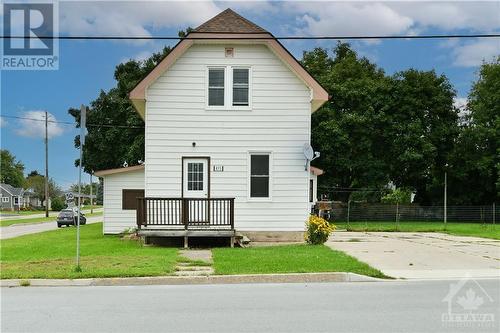 Welcome to 873 Raglan Street South! - 873 Raglan Street S, Renfrew, ON - Outdoor