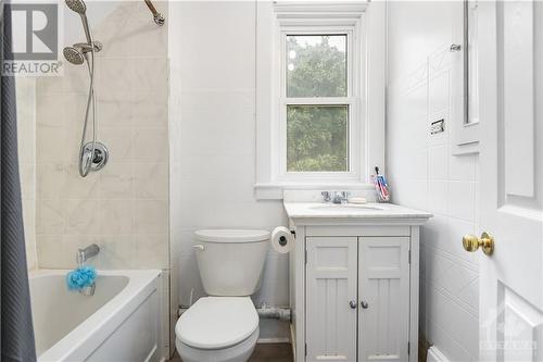 Full bathroom - 873 Raglan Street S, Renfrew, ON - Indoor Photo Showing Bathroom