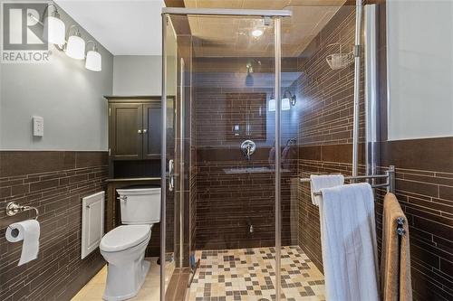 Large walk-in shower - 130 Hartley Street, Brockville, ON - Indoor Photo Showing Bathroom