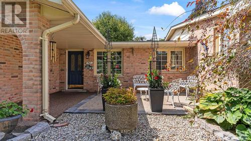 Beautiful front court yard - 21709 Wonderland Road N, Middlesex Centre, ON - Outdoor