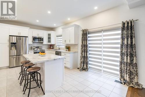 1386 Dallman Street, Innisfil (Lefroy), ON - Indoor Photo Showing Kitchen With Upgraded Kitchen