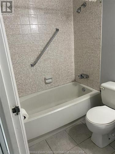 150 Park Unit# 802, Windsor, ON - Indoor Photo Showing Bathroom