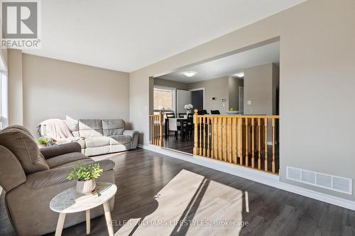 3246 Paulpeel Avenue, London, ON - Indoor Photo Showing Living Room