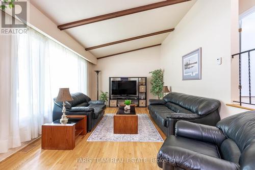 356 Grenville Avenue, Orillia, ON - Indoor Photo Showing Living Room