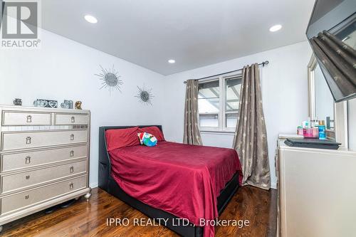 28 Gravenhurst Avenue, Toronto (Downsview-Roding-Cfb), ON - Indoor Photo Showing Bedroom