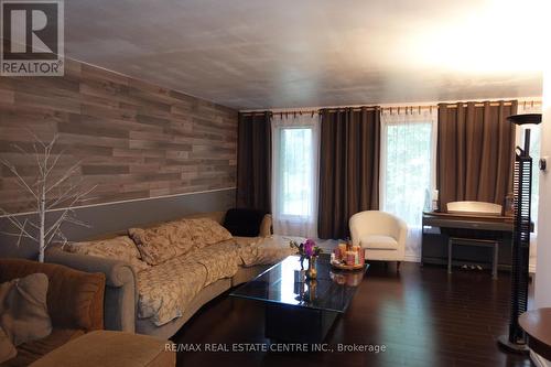 17 Woodland Road, Amaranth, ON - Indoor Photo Showing Living Room