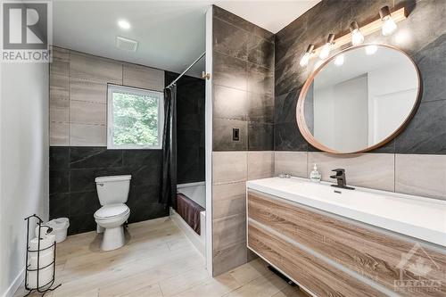 1114 Des Ormes Street, Clarence-Rockland, ON - Indoor Photo Showing Bathroom