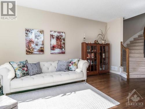 800 Fletcher Circle, Ottawa, ON - Indoor Photo Showing Living Room