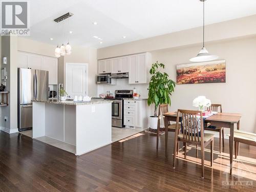 800 Fletcher Circle, Ottawa, ON - Indoor Photo Showing Kitchen With Upgraded Kitchen