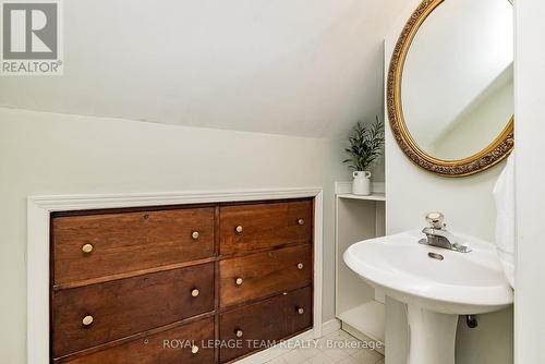 833 Heritage Drive, Montague, ON - Indoor Photo Showing Bathroom