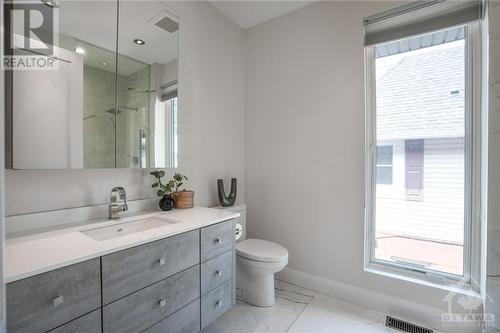 458 Tweedsmuir Avenue, Ottawa, ON - Indoor Photo Showing Bathroom