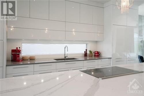 458 Tweedsmuir Avenue, Ottawa, ON - Indoor Photo Showing Kitchen