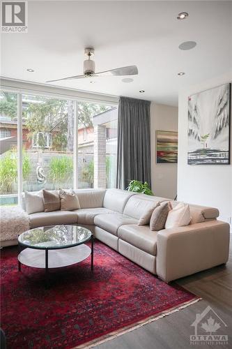 458 Tweedsmuir Avenue, Ottawa, ON - Indoor Photo Showing Living Room