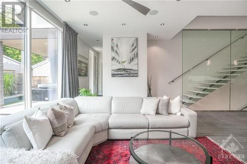 458 Tweedsmuir Avenue, Ottawa, ON - Indoor Photo Showing Living Room