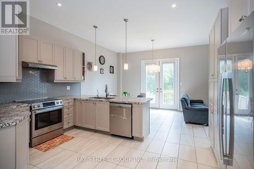 75 Muirfield Drive, Barrie (Ardagh), ON - Indoor Photo Showing Kitchen With Upgraded Kitchen