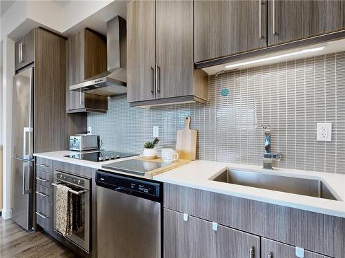 2093 Fairview Street|Unit #201, Burlington, ON - Indoor Photo Showing Kitchen With Upgraded Kitchen