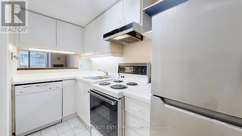 713 - 711 Bay Street, Toronto (Bay Street Corridor), ON - Indoor Photo Showing Kitchen