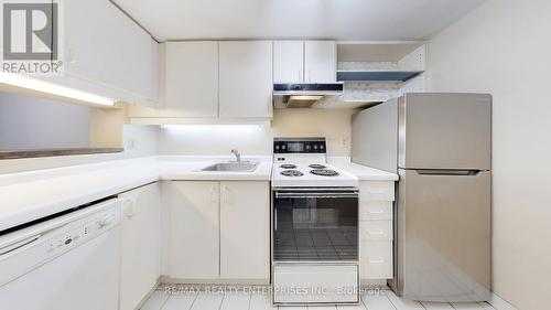 713 - 711 Bay Street, Toronto (Bay Street Corridor), ON - Indoor Photo Showing Kitchen