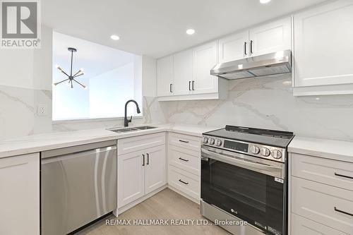 706 - 7420 Bathurst Street, Vaughan, ON - Indoor Photo Showing Kitchen