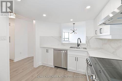 706 - 7420 Bathurst Street, Vaughan, ON - Indoor Photo Showing Kitchen