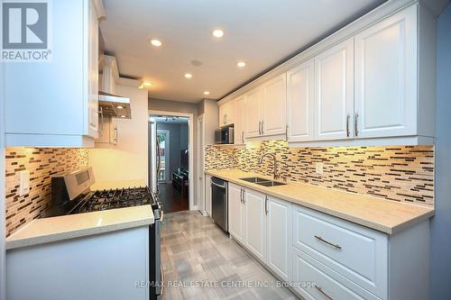 46 Berkshire Square, Brampton, ON - Indoor Photo Showing Kitchen With Double Sink With Upgraded Kitchen