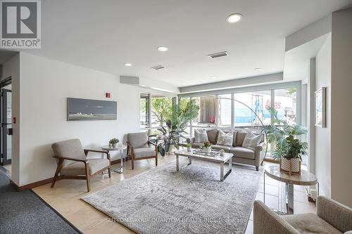 506 - 5070 Fairview Street S, Burlington (Appleby), ON - Indoor Photo Showing Living Room