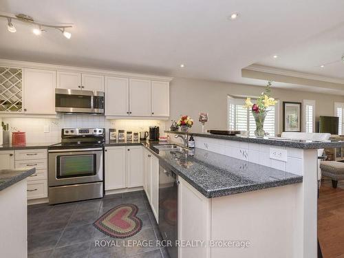 180 Ridge Way, New Tecumseth, ON - Indoor Photo Showing Kitchen With Double Sink