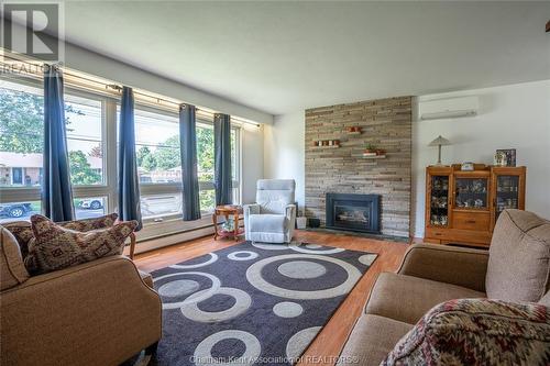 28 Jasper Avenue, Chatham, ON - Indoor Photo Showing Living Room With Fireplace