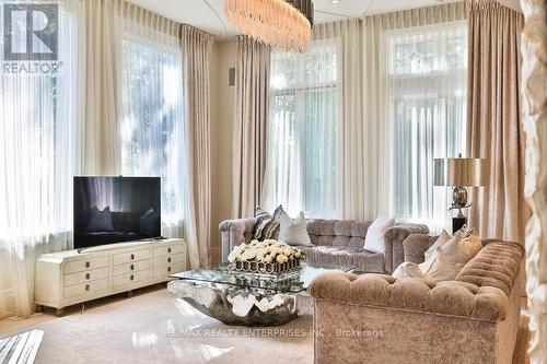 854 Longfellow Avenue, Mississauga, ON - Indoor Photo Showing Living Room