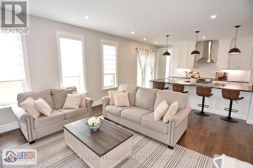 1042 Chateau Avenue, Windsor, ON - Indoor Photo Showing Living Room