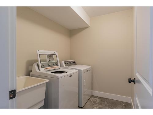 1955 Sandy Road, Castlegar, BC - Indoor Photo Showing Laundry Room