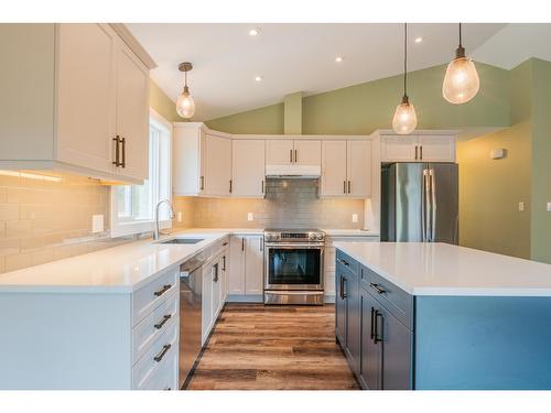 1955 Sandy Road, Castlegar, BC - Indoor Photo Showing Kitchen With Stainless Steel Kitchen With Upgraded Kitchen