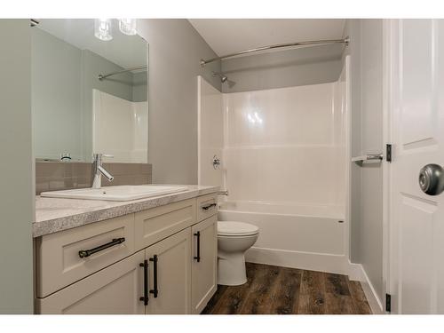 1955 Sandy Road, Castlegar, BC - Indoor Photo Showing Bathroom