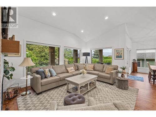 3071 Thacker Drive, West Kelowna, BC - Indoor Photo Showing Living Room