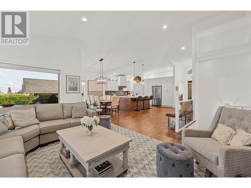 3071 Thacker Drive, West Kelowna, BC - Indoor Photo Showing Living Room