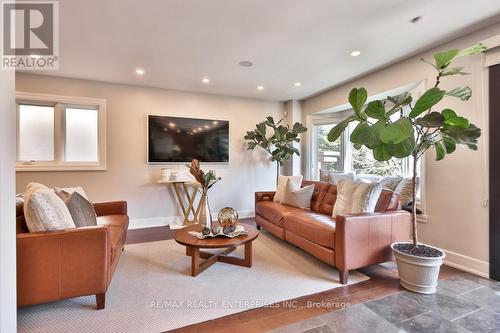 1127 Queen Street W, Mississauga, ON - Indoor Photo Showing Living Room