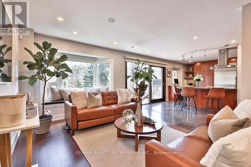 1127 Queen Street W, Mississauga, ON - Indoor Photo Showing Living Room